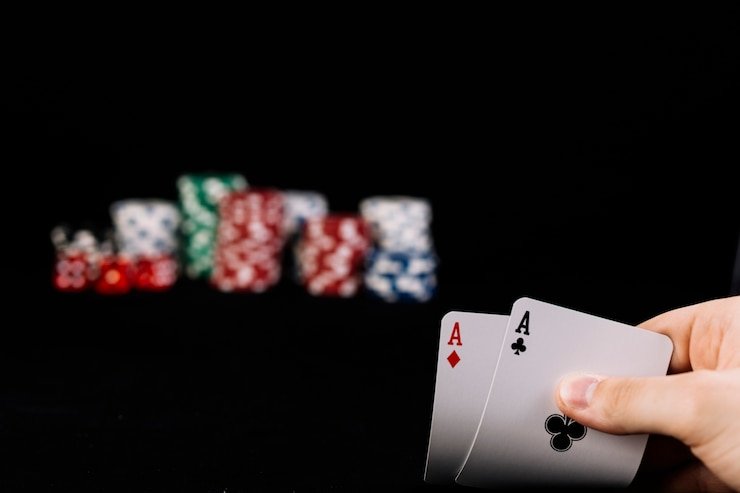 Tampilan interface game live casino dengan dealer profesional pada smartphone